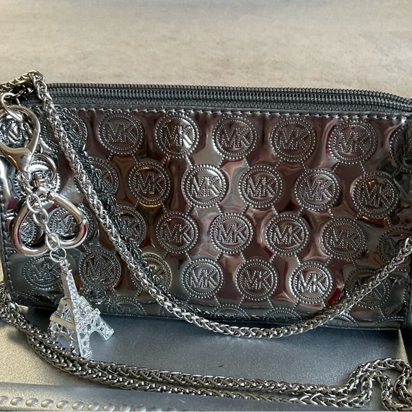 💗MICHAEL KORS💗 SILVER CROSSBODY PURSE - Picture 2 of 10
